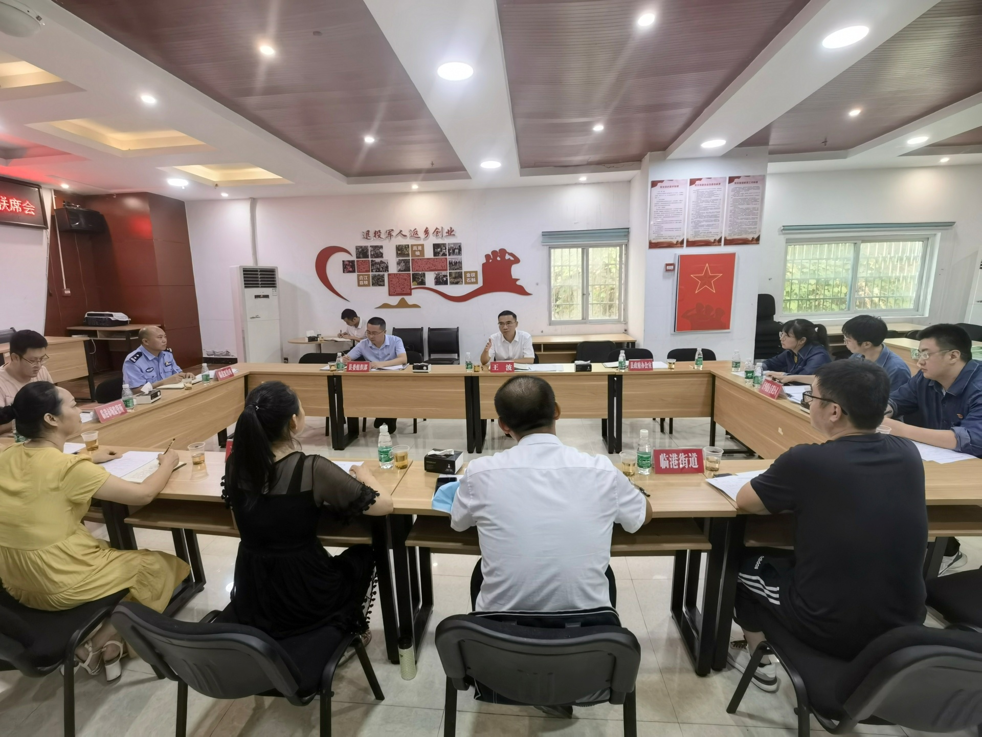 合江县临港街道五里坡社区召开共驻共建联席会