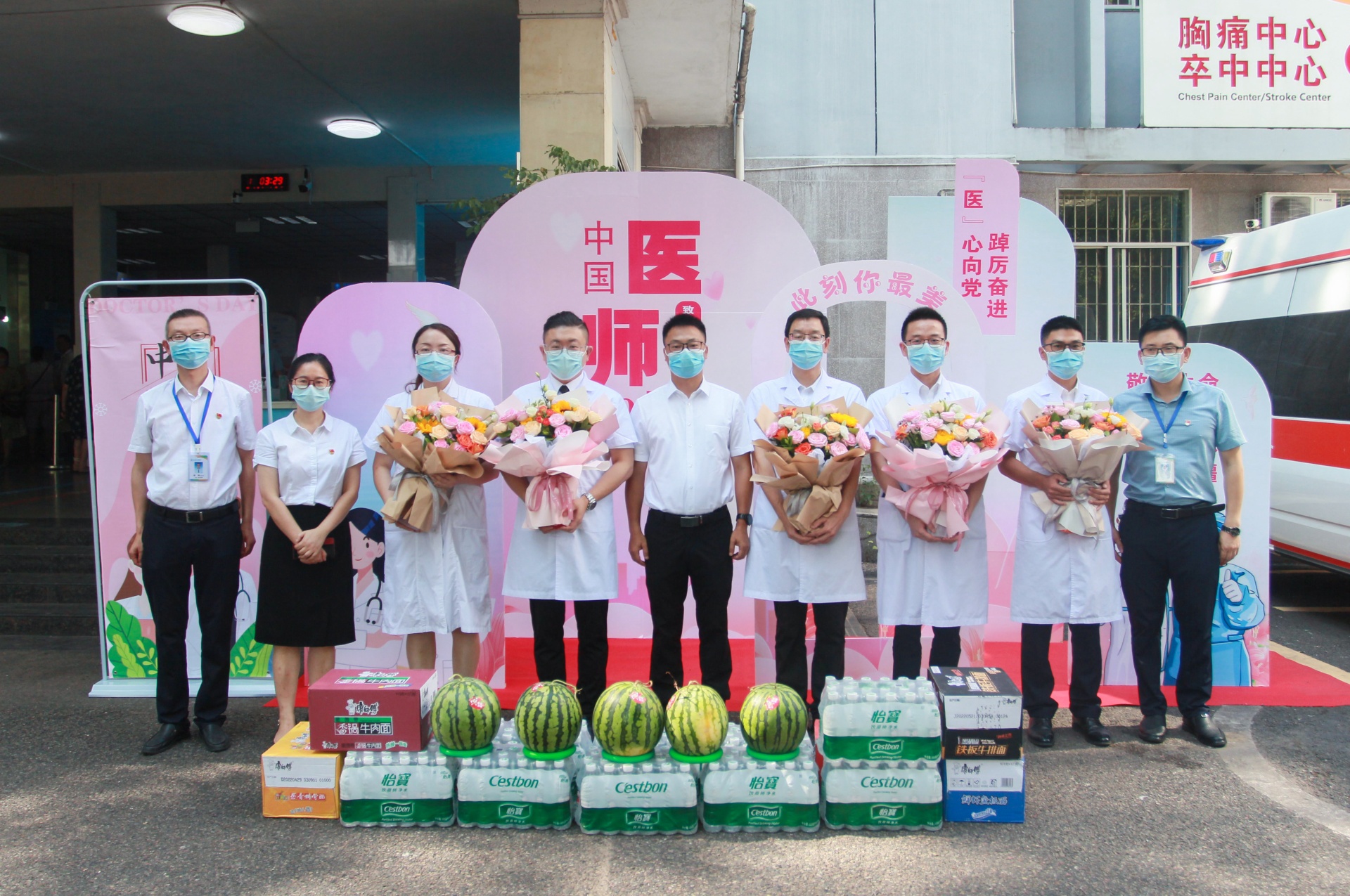 合江县召开第五个“中国医师节”表扬大会，县领导带队开展“中国医师节”慰问活动 第 15 张