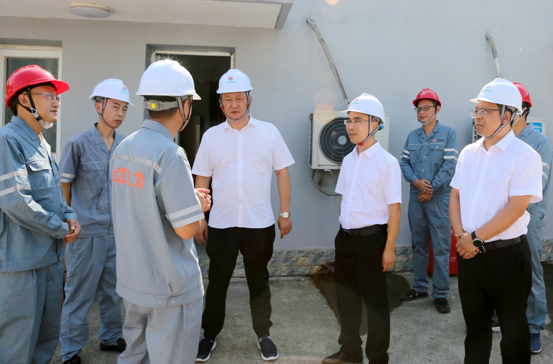 李仁军带队调研合江县电力保供工作看望慰问一线电力工人 第 2 张