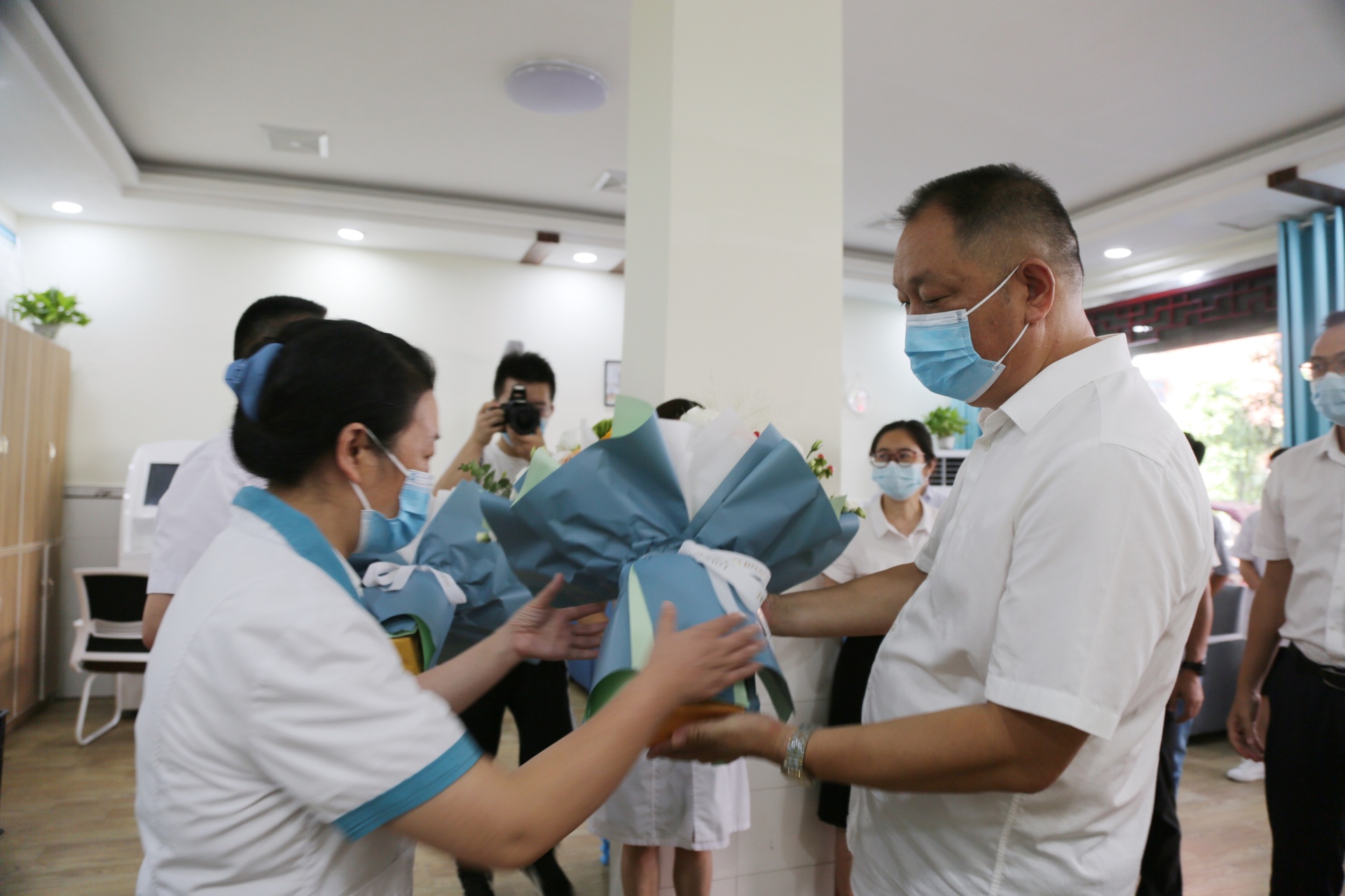 合江县召开第五个“中国医师节”表扬大会，县领导带队开展“中国医师节”慰问活动 第 3 张