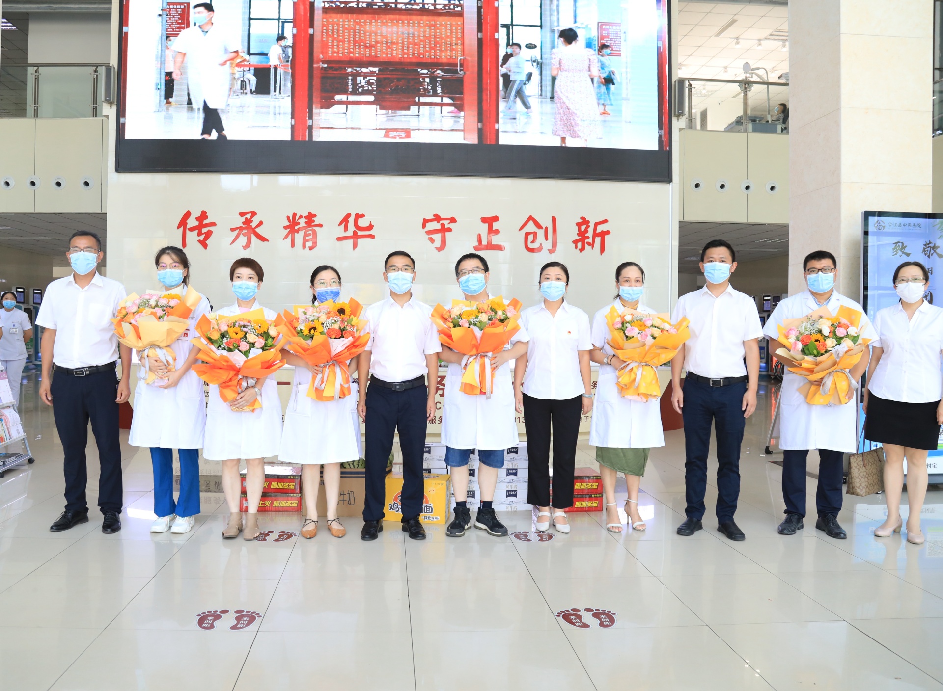 合江县召开第五个“中国医师节”表扬大会，县领导带队开展“中国医师节”慰问活动 第 6 张