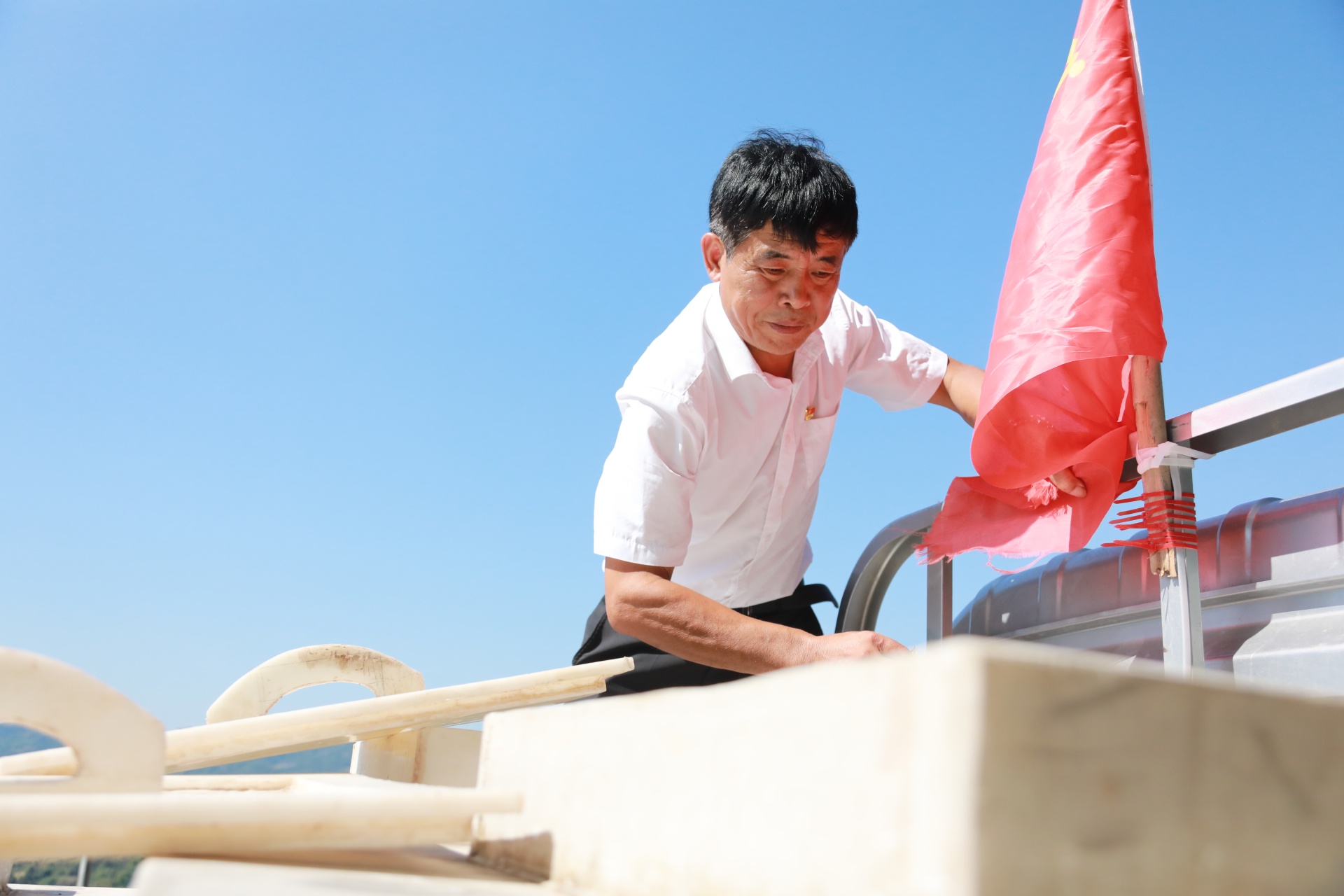 邹仕明：找水修池接管网，让村民喝上“放心水” 第 1 张