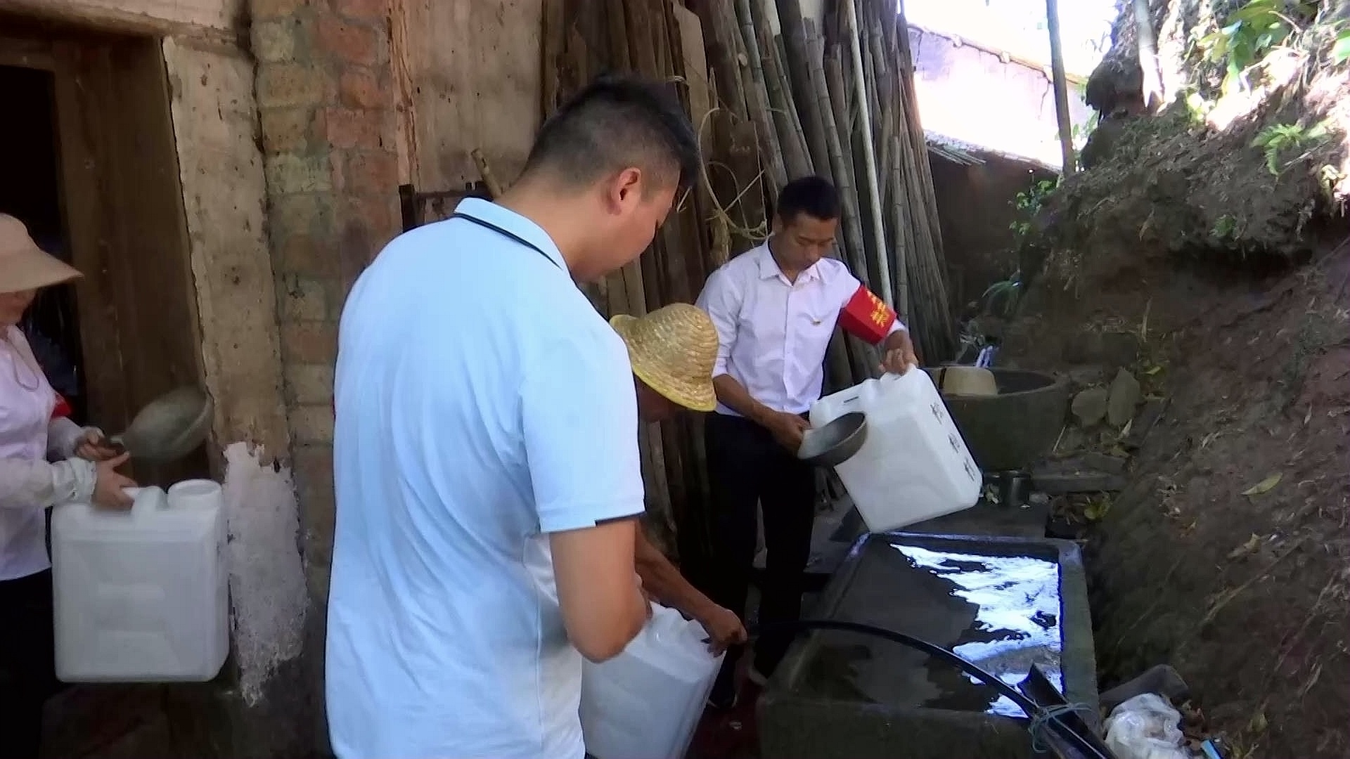 合江县石龙镇：互助自救抗干旱，党员志愿者送水上门润民心 第 1 张