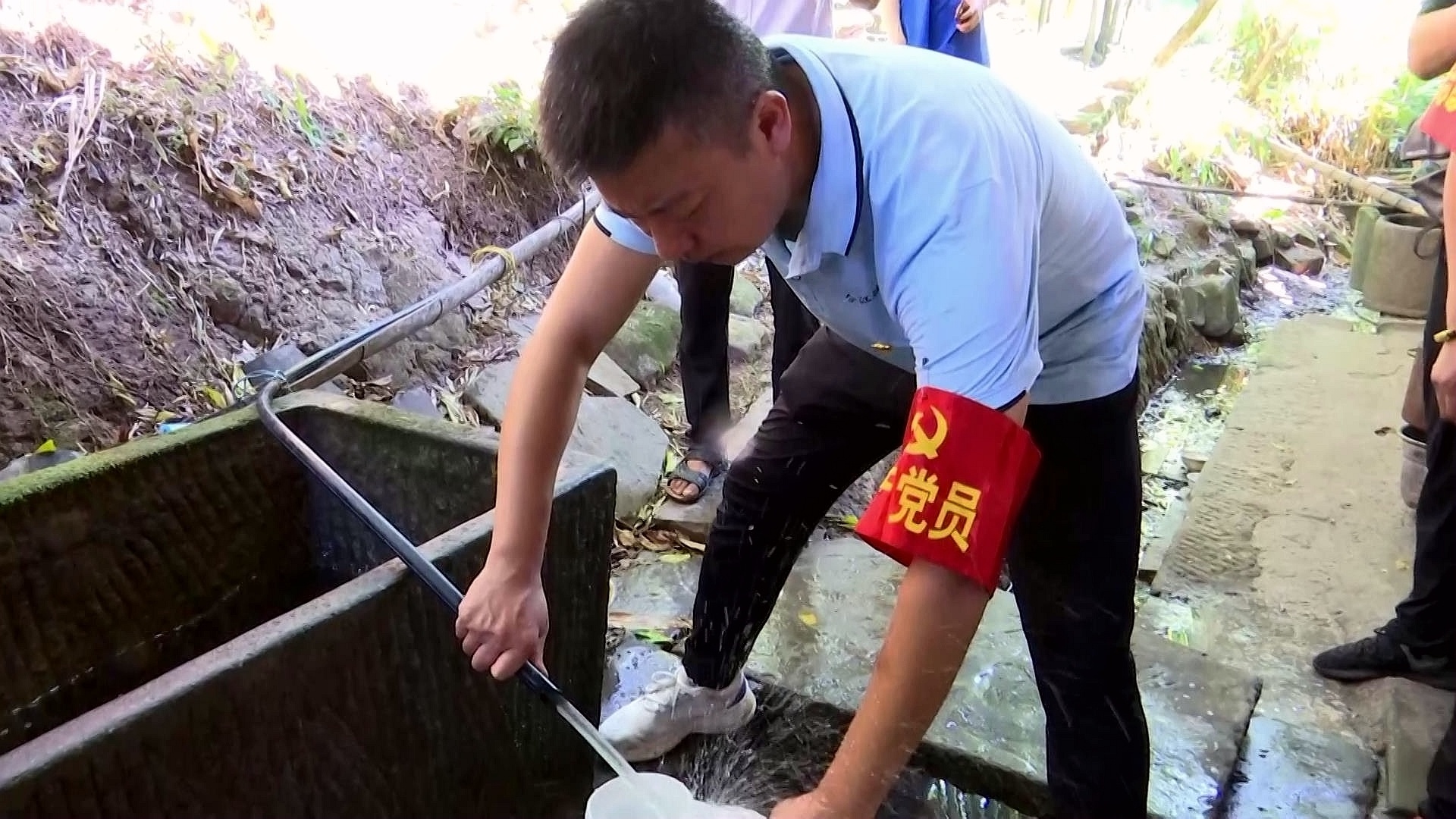 合江县石龙镇：互助自救抗干旱，党员志愿者送水上门润民心 第 5 张