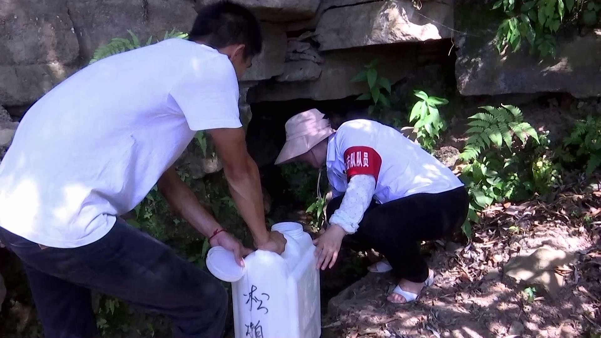 合江县石龙镇：互助自救抗干旱，党员志愿者送水上门润民心 第 7 张