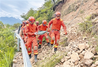 四川泸定地震救灾工作紧张有序进行