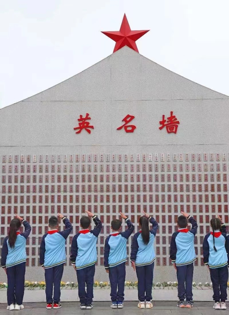 清明祭英烈，四川66万余人走进烈士陵园缅怀先烈 第 1 张