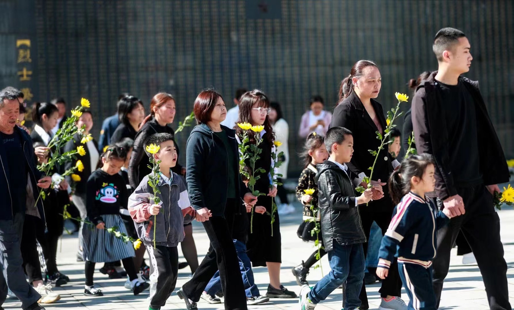 清明祭英烈，四川66万余人走进烈士陵园缅怀先烈 第 2 张