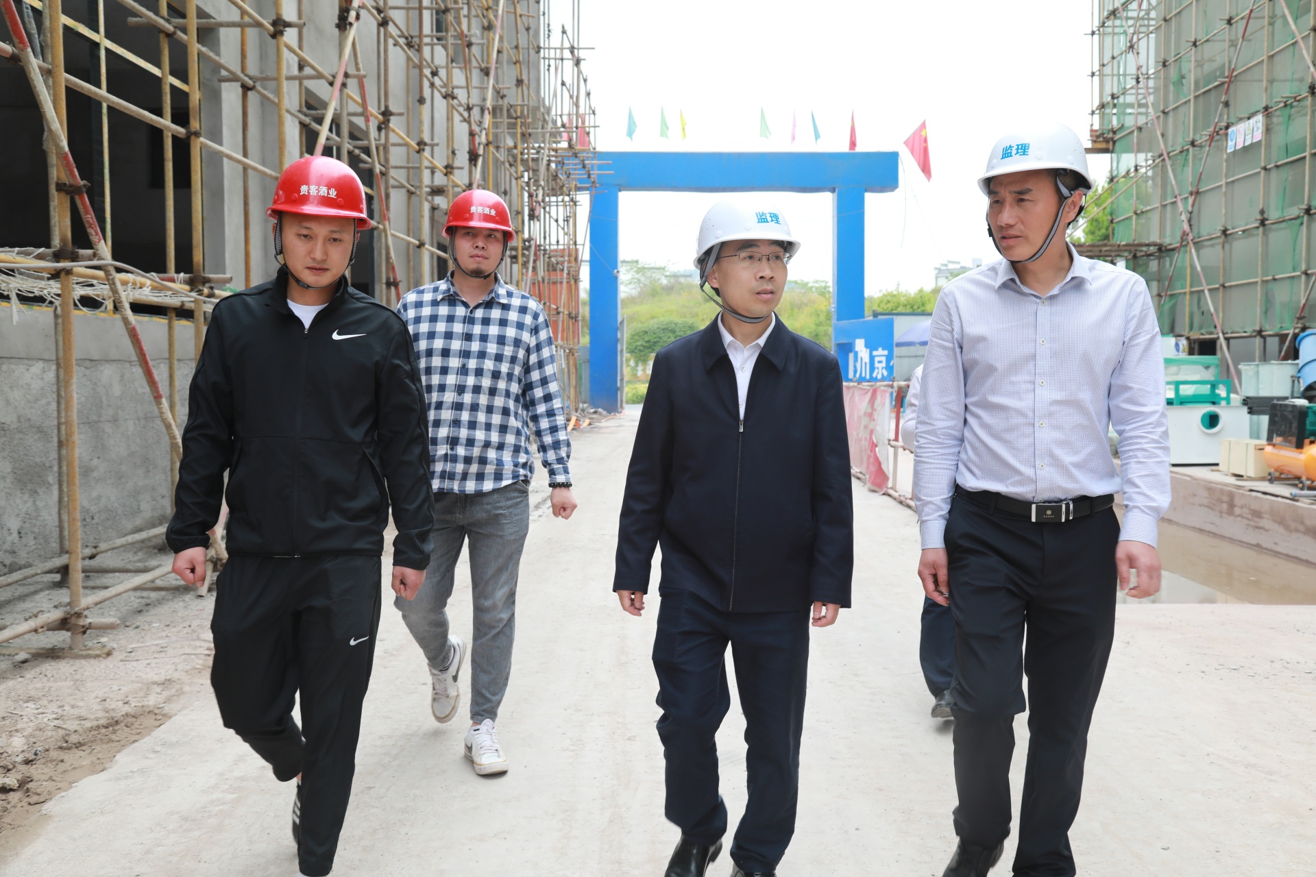 县领导调研重点项目建设 第 4 张