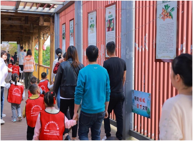 与“荔”相约，合江县荔江镇中心幼儿园开展童年“筝”好亲子踏青活动 第 1 张