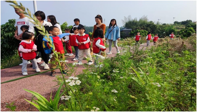 与“荔”相约，合江县荔江镇中心幼儿园开展童年“筝”好亲子踏青活动 第 2 张