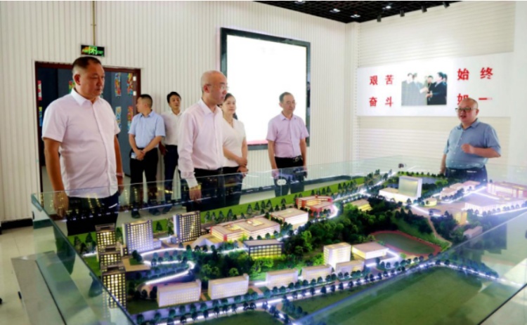 市领导曹斌到合江调研人才工作