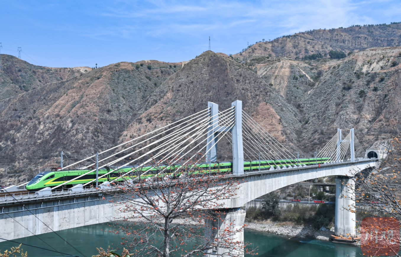 奋进四川现代化建设新征程——四川省深入贯彻习近平总书记来川视察重要指示精神述评 第 1 张