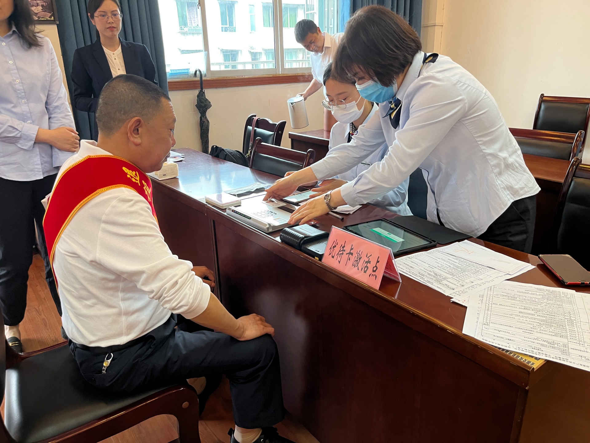 泸州首批退役军人优待证在合江发出 第 3 张