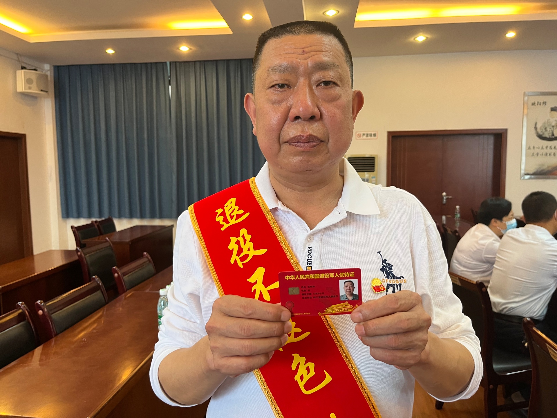 泸州首批退役军人优待证在合江发出 第 4 张