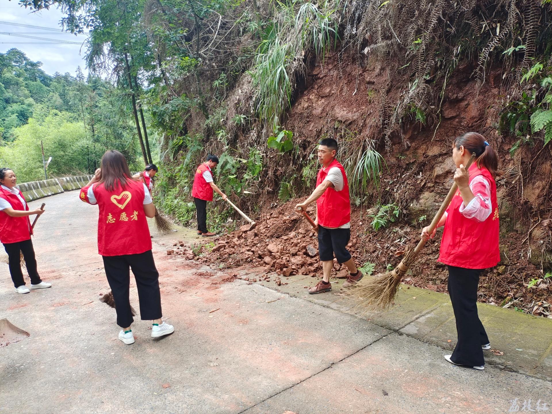合江县榕山镇开展道路清淤志愿活动，排除隐患保障道路畅通 第 2 张