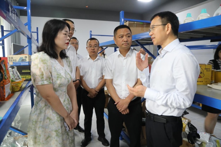 泸州市领导到合江县调研民营经济改革工作 第 2 张