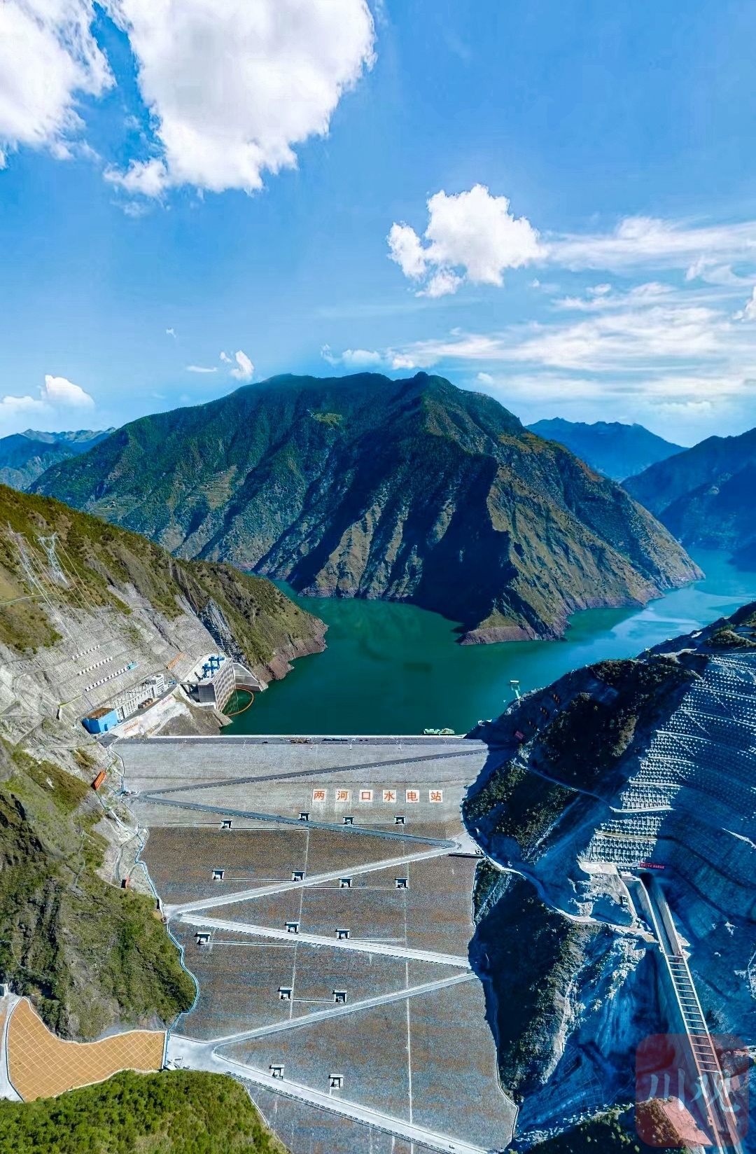 落地见效圆桌谈⑥丨构建富有四川特色和优势的现代化产业体系，如何做到精准发力？ 第 1 张