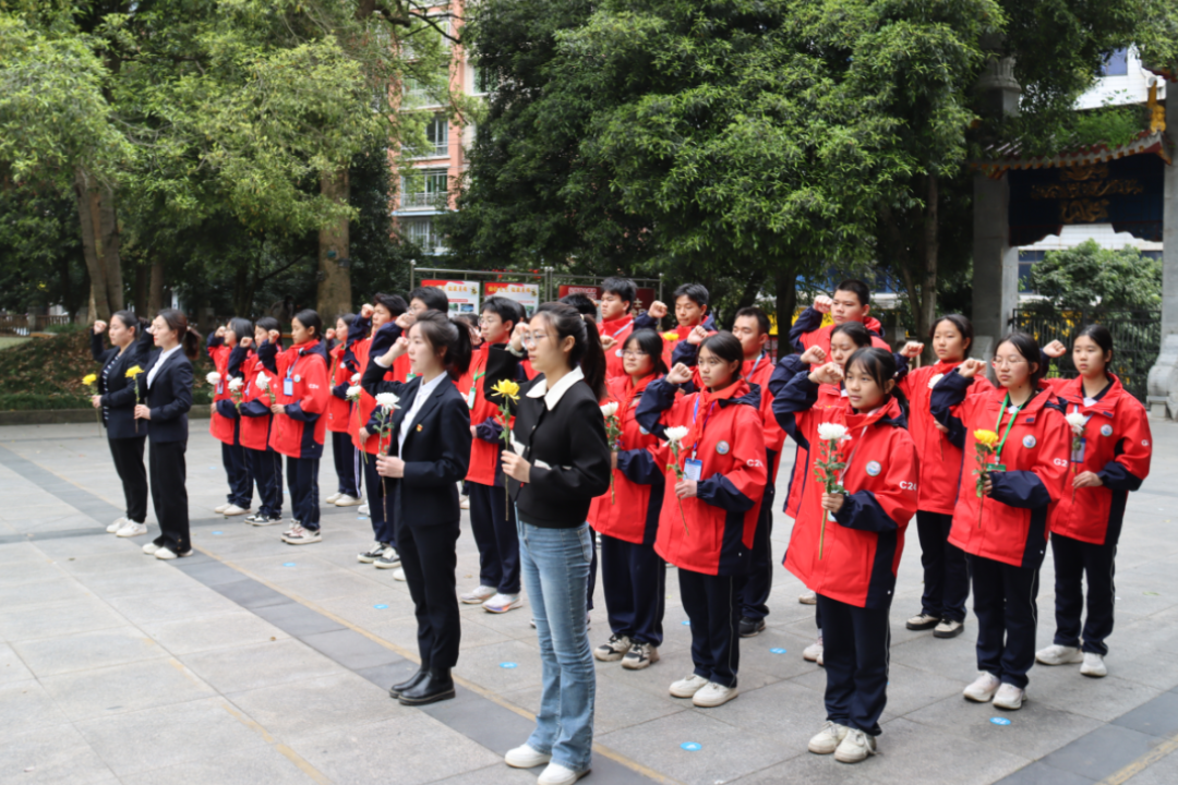 清明祭英烈 薪火永赓续——合江县中小学开展 “纪念碑下的思政课”清明祭扫活动 第 1 张