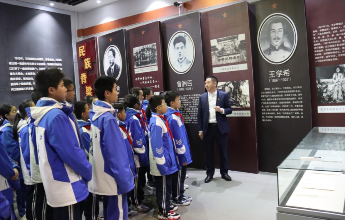 清明祭英烈 薪火永赓续——合江县中小学开展 “纪念碑下的思政课”清明祭扫活动 第 2 张