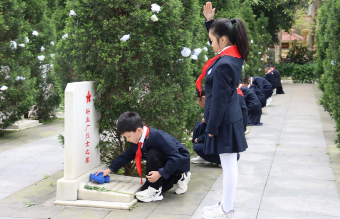 清明祭英烈 薪火永赓续——合江县中小学开展 “纪念碑下的思政课”清明祭扫活动 第 3 张
